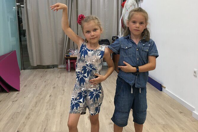 45 minutes flamenco dance class for family in Málaga - The lesson flow: clapping first, then arms and feet
