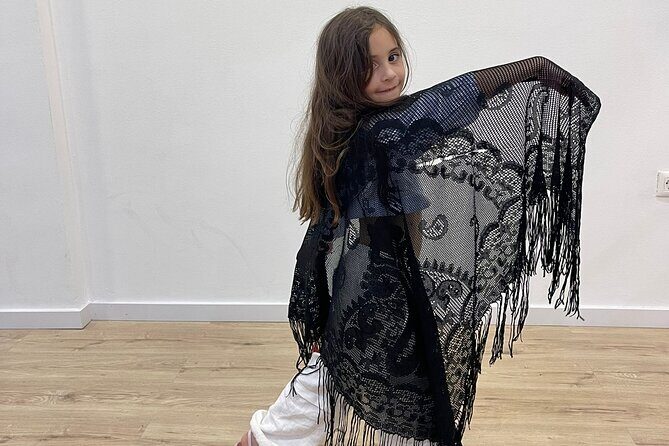 45 minutes flamenco dance class for family in Málaga - What to wear for flamenco with kids (no costume shopping needed)
