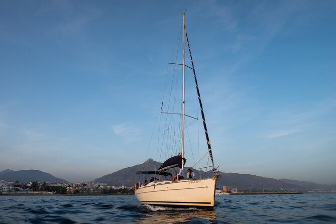 Exclusive private experience in luxury catamaran - Meeting point and easy access near public transport