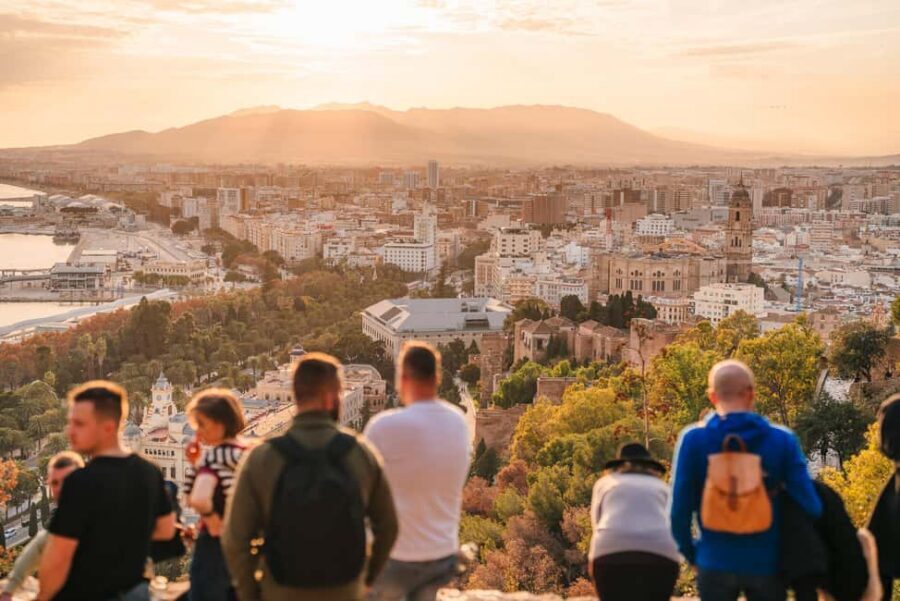 Express tuktuki tour in Malaga: Gibralfaro Viewpoint and Photography - Muelle Uno and the climb: the harbor-to-heights shift