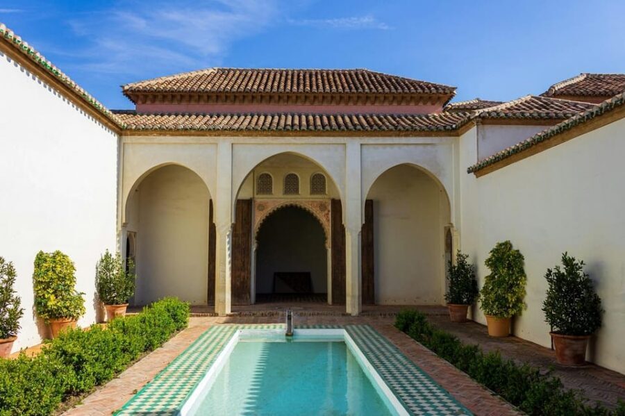 Malaga: Alcazaba and Roman Theatre Private Tour With Tickets - Meeting at the Glass Pyramid and getting your bearings fast
