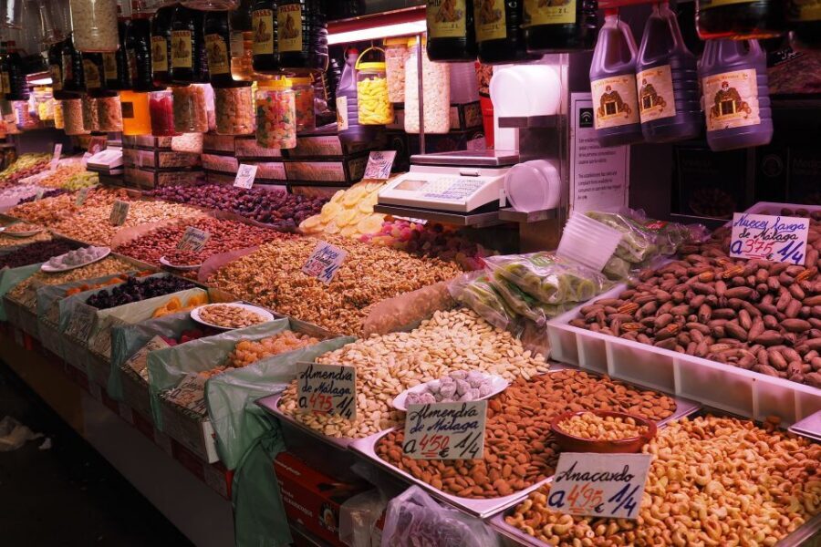 Malaga: City Center Walking Tour with Tapas Food Tastings - Pasaje de Chinitas: a quick twist into Malaga’s street-life feel