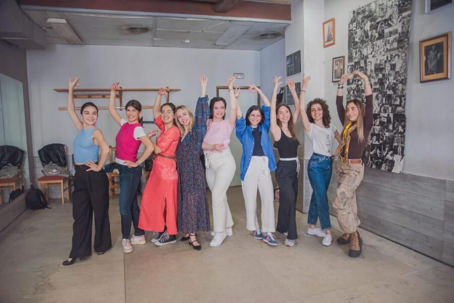Málaga: Flamenco Class Experience - Footwork, clapping, and arm movement basics