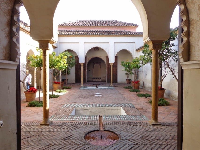 Malaga: long highlights tour with skip-line-tickets - Picasso Museum: art guidance that makes the collection click