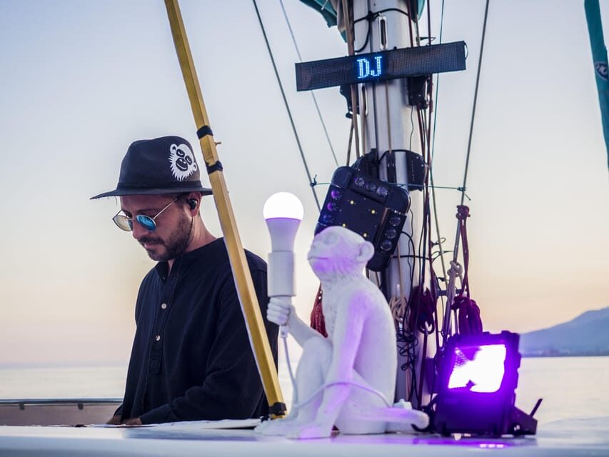 Malaga: Sailing Catamaran Sunset Cruise with Live DJ & Drink - Small drawbacks to keep in mind (so it lands perfectly)