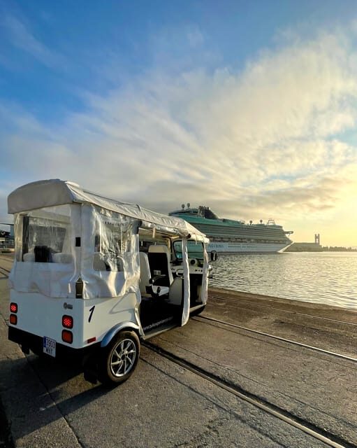 Malaga: VIP private Tuk Tuk tour - Bullring and the Palace of the Ink: two contrasting cultural stops