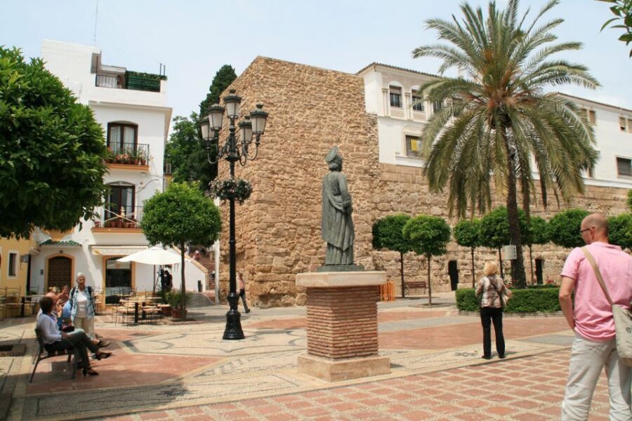 Marbella, Mijas and Puerto Banús Full-Day Sightseeing Tour - Guide quality, microphones, and the bilingual reality