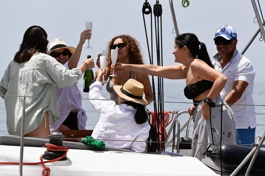 Marbella: sunset sailboat trip Drinks-Snacks,2 hour - Onboard vibe: comfortable sailing, music, and service that actually helps