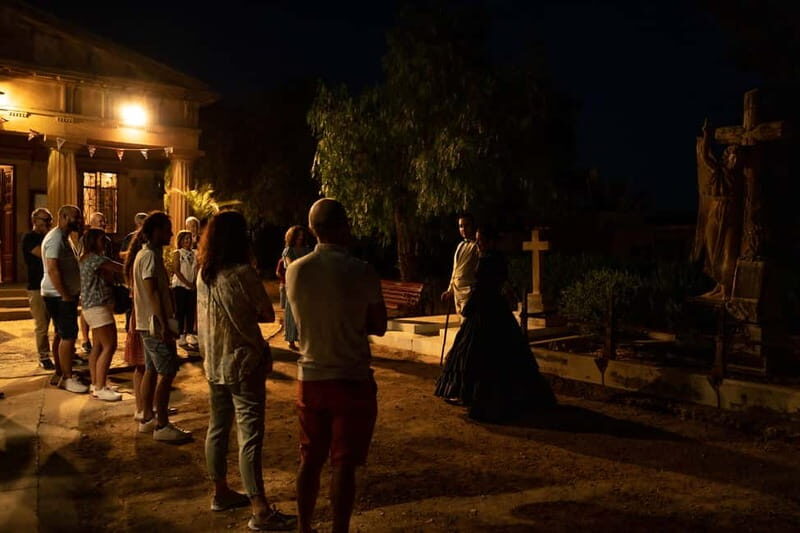 Night theatrical visit to the English cemetery - The theatrical walk: what happens during the 1.5 hours