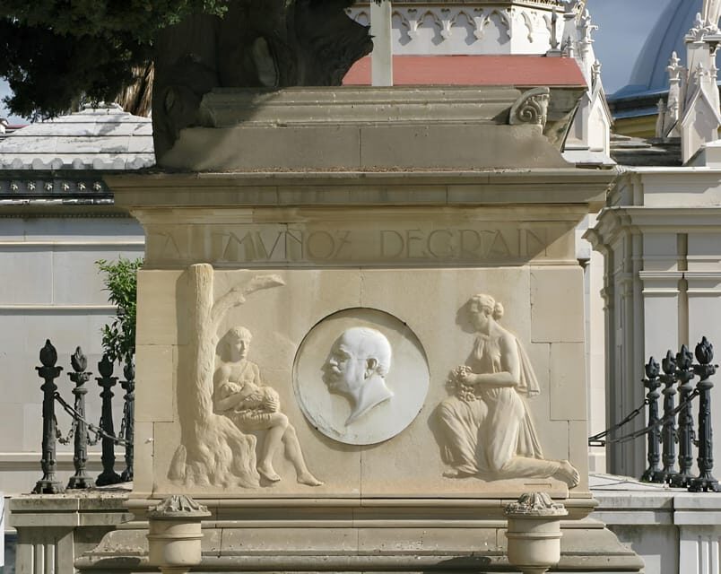 San Miguel Cemetery Tour of Malaga - Why San Miguel Cemetery Feels Like a Cultural Museum